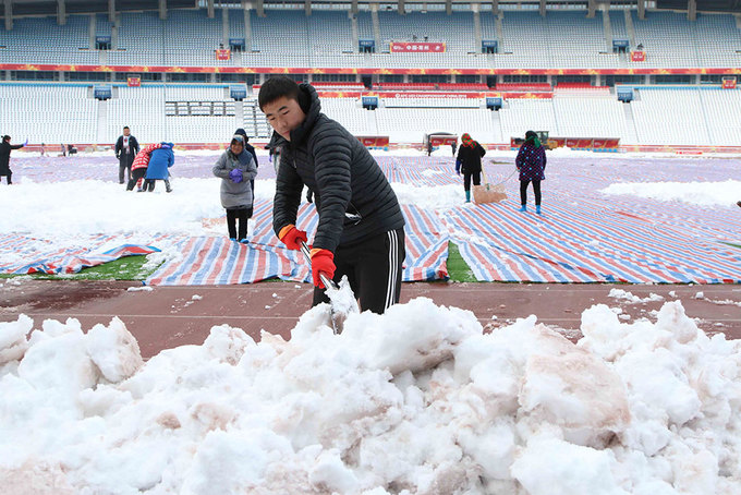 Tuyết ngừng rơi, sân Thường Châu được dọn dẹp chờ chung kết U23